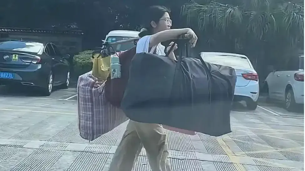 高考结束挑行李回家女生：暑期想找兼职或摆摊卖凉粉，未来想当老师