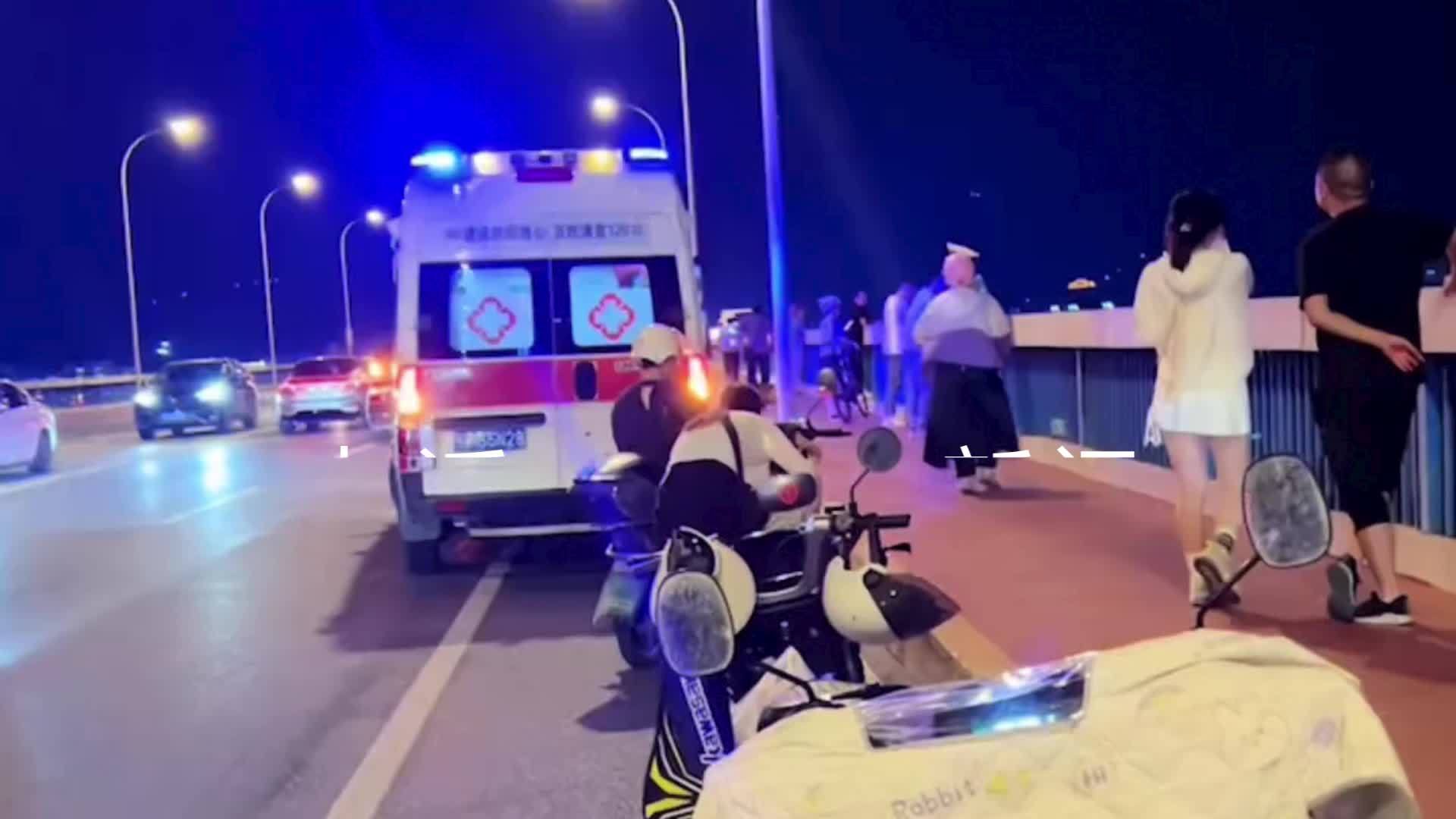 湖北一男子划船救起轻生跳江女子，当事人：她水里挣扎后不动了，花了近3分钟救起