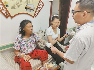 医生正在治疗被蛇咬伤的患者