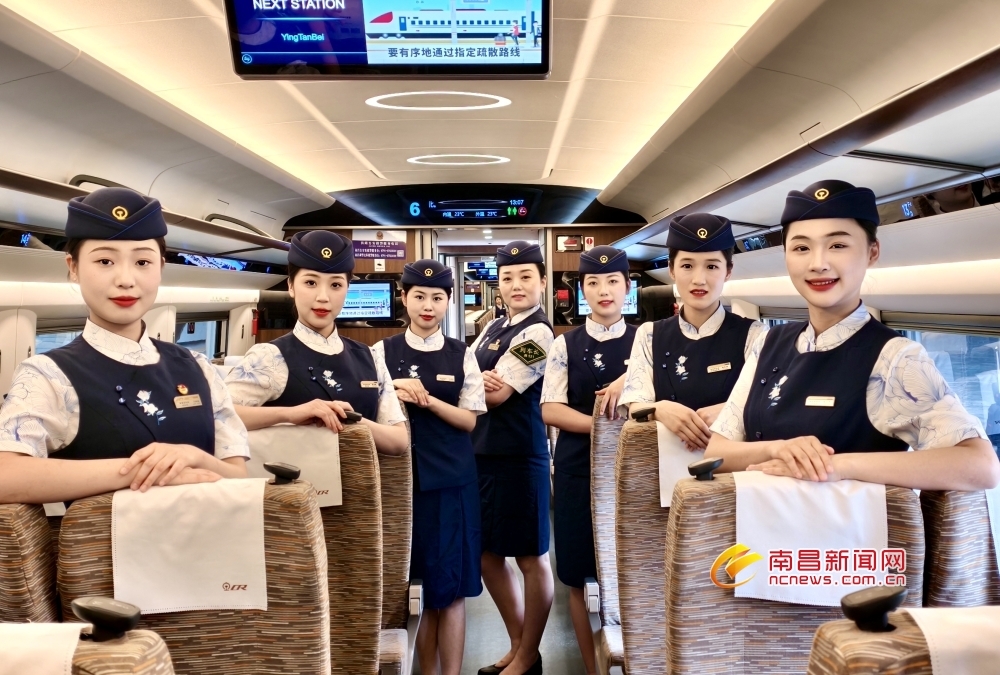 中铁南昌局：南昌客运段列车乘务员夏季制服上新（图）