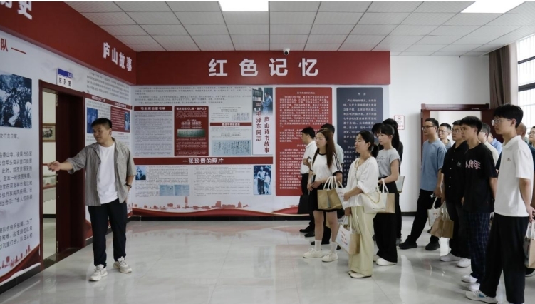 参观者们正在档案馆的爱国主义教育基地参观