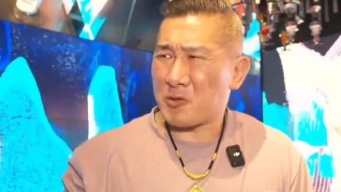 台网红“馆长”品尝上海机器人酒吧的“茅台特调”
