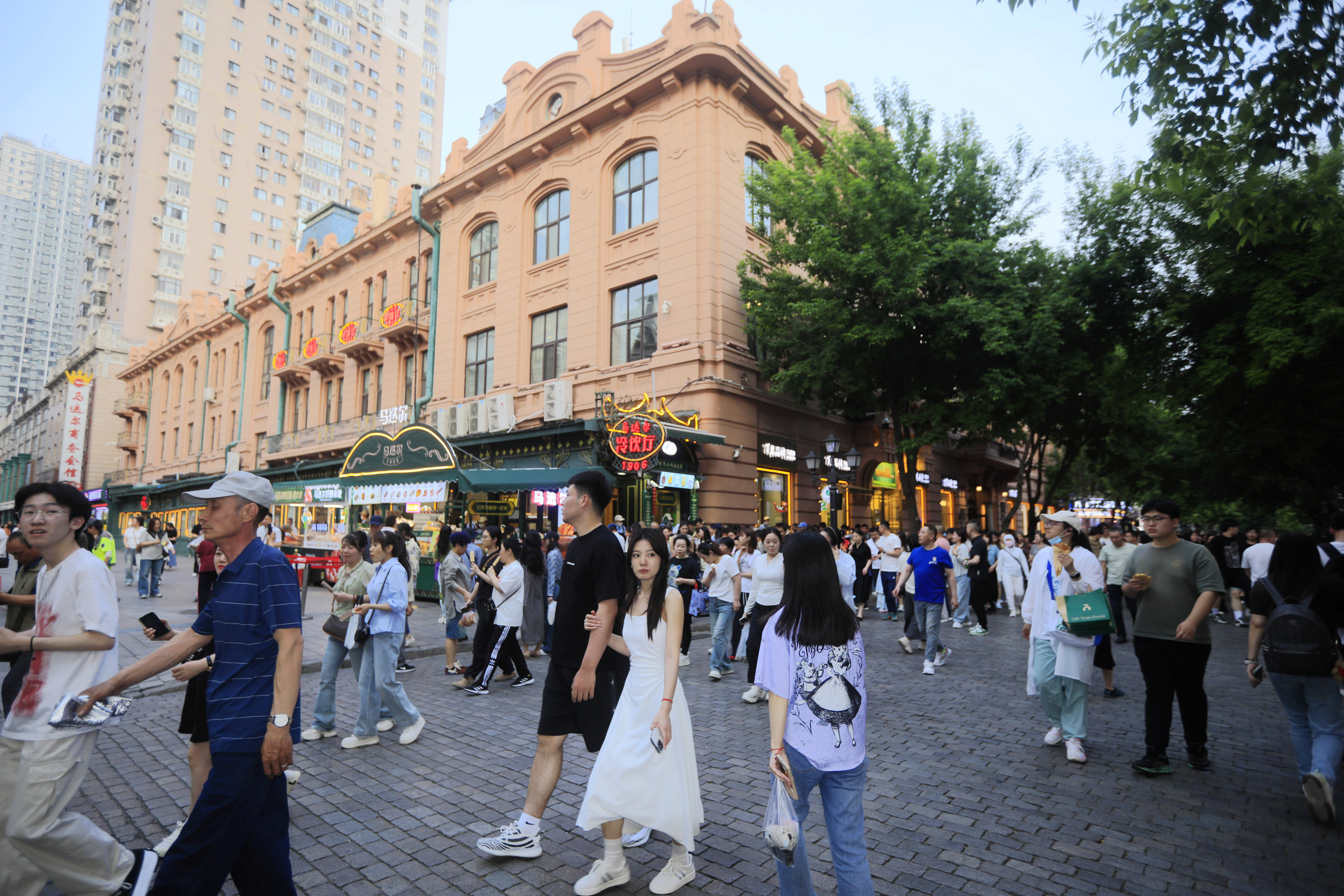 中央大街上人流如织