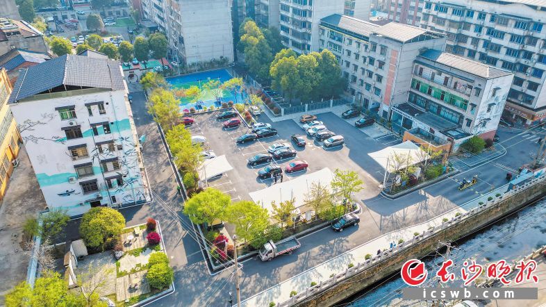 百川里片区打通相邻小区，建设了运动场所与停车场，交通更便捷，环境更优美。长沙晚报全媒体记者 易亿 摄