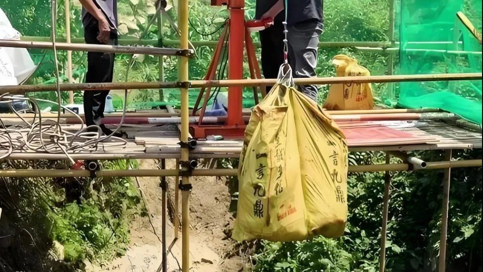 张家界一溶洞垃圾基本清理完毕，4名责任人被停职检查