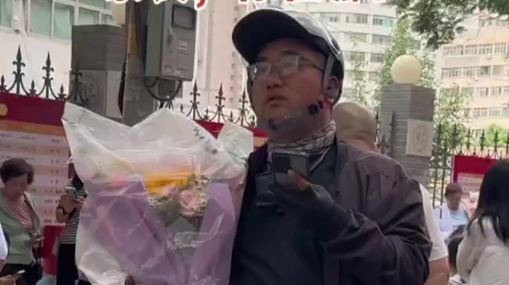 蛋糕鲜花送学子，忙坏快递小哥