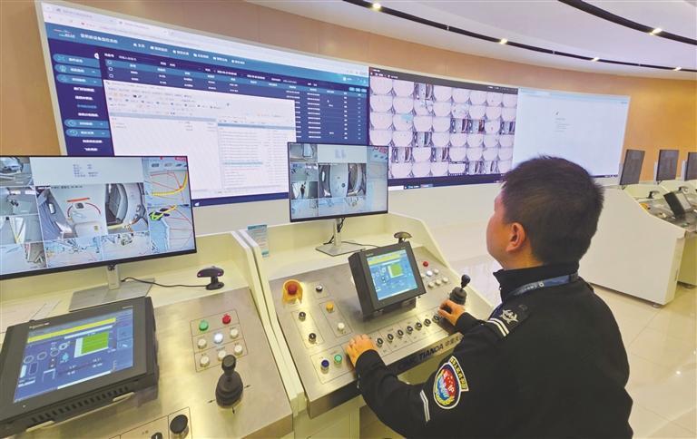 操作员正在通过远程控制系统进行飞机对接与撤离