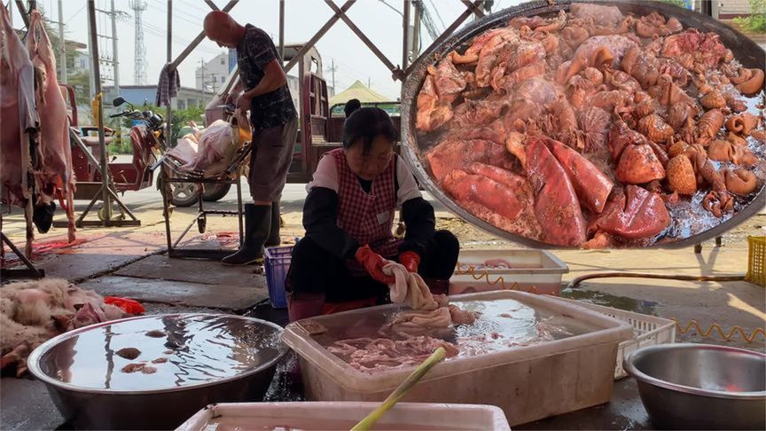 每天三十头羊，现宰现煮现卖，独家秘方，远近闻名，两大锅不够卖