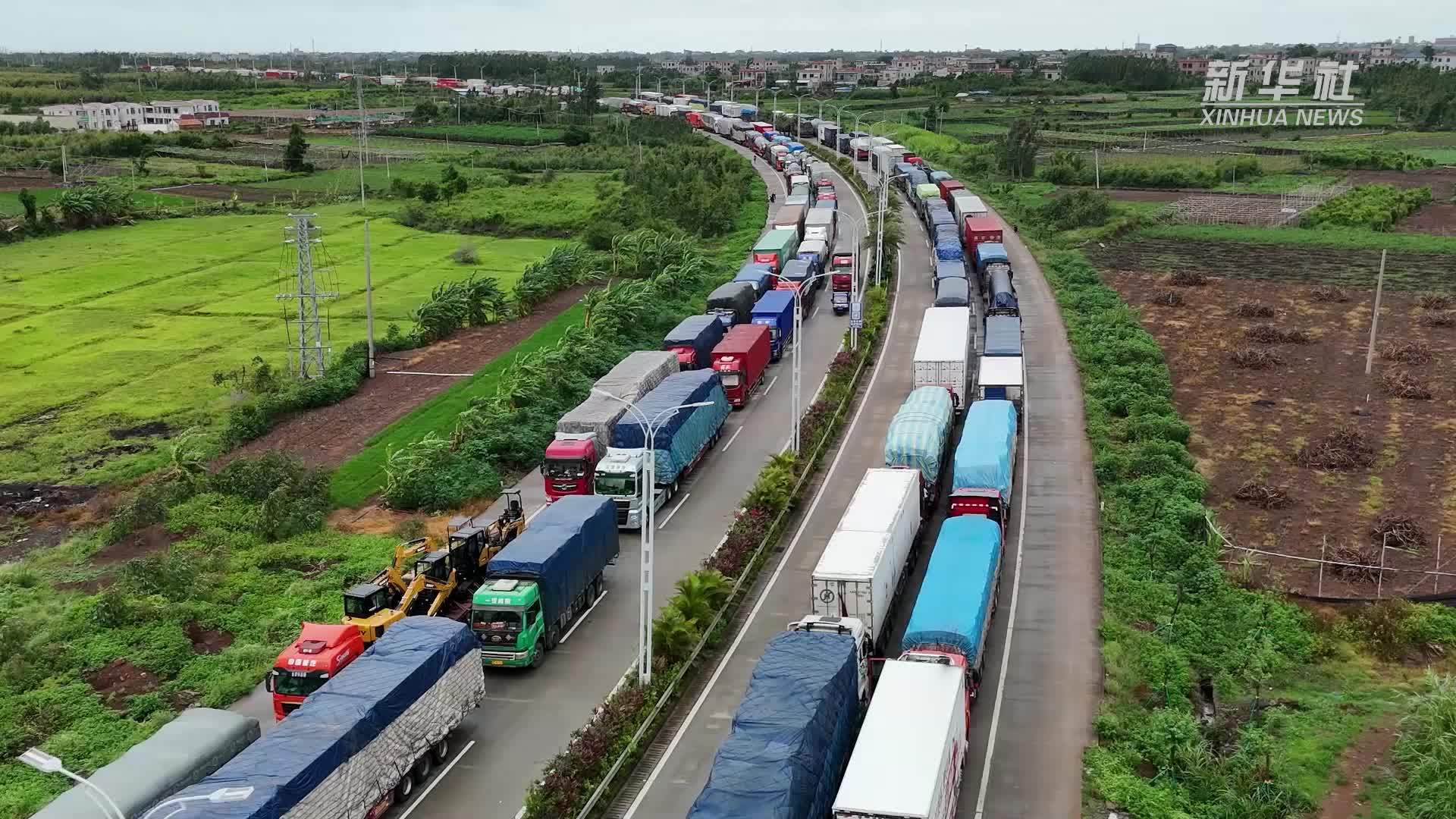 受台风“蝴蝶”影响 近2600辆货车滞留琼州海峡北岸