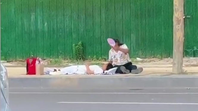 山东一考生路边休息母亲为其扇风，目击者：同为母亲，深受感动
