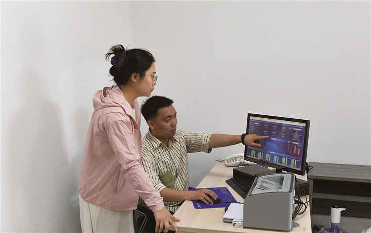 工作人员在查看市营商环境综合服务平台分析的营商环境数据。