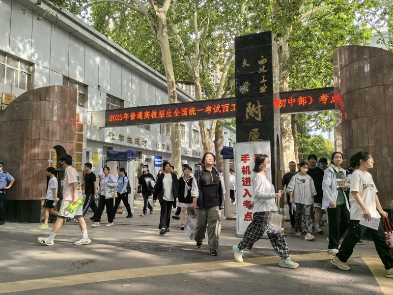 7日下午5时许，考生走出西北工业大学附属中学（初中部）考点，高考首日平稳顺利。记者 王燕摄