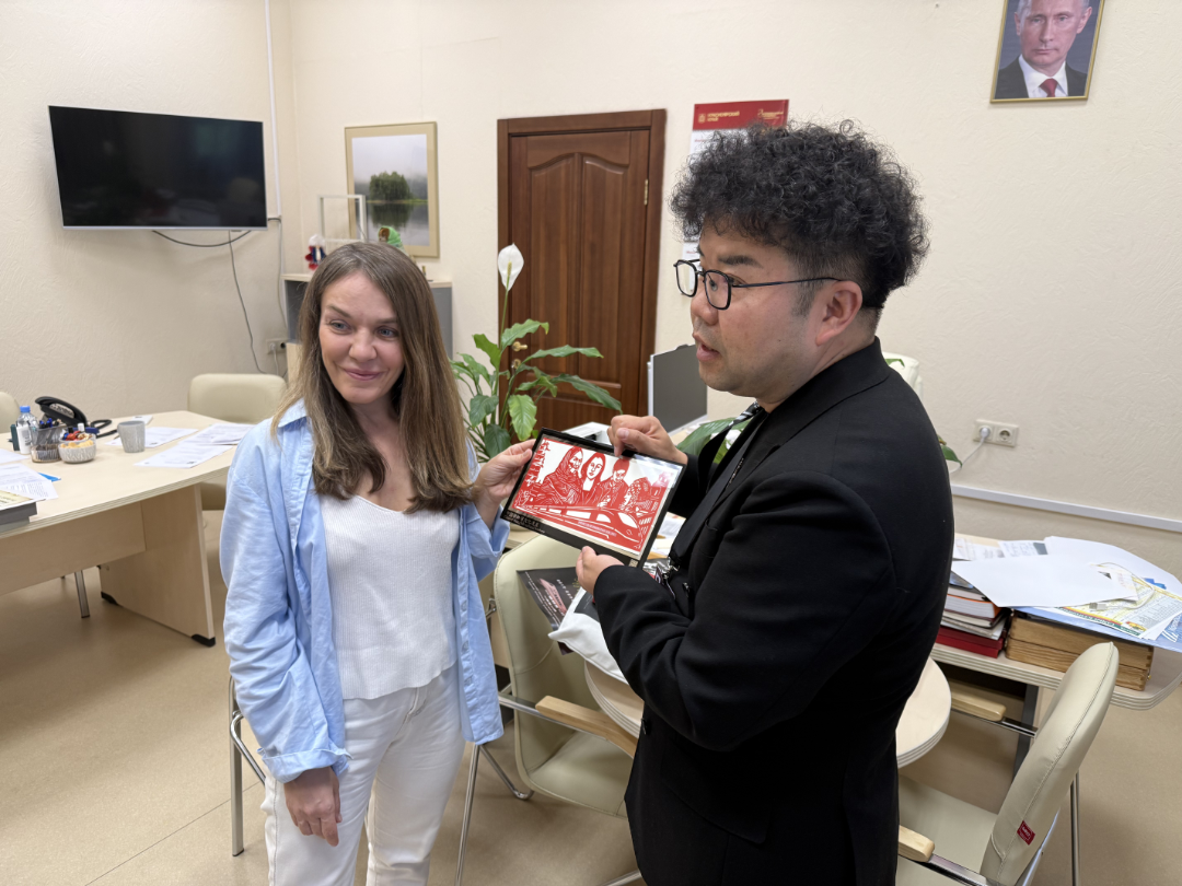 史佳(右)向伊琳娜·弗纳基米罗夫娜·布列日涅娃赠送“长安礼物”——电影《长安·长安》精美剪纸