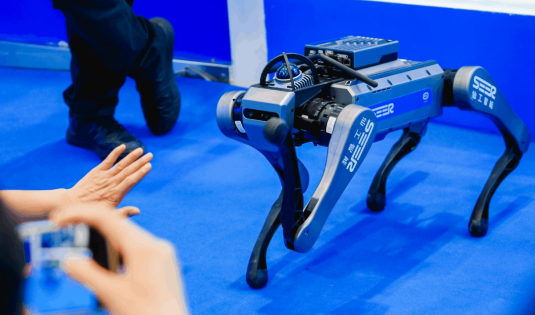 他本是浙大医学4加4,现在带队上海机器人冲刺IPO