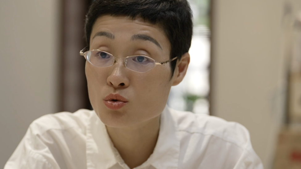刘晓艳13岁丧母被姑姑收留，牛奶喝表哥剩的，剥蒜慢了都被吼