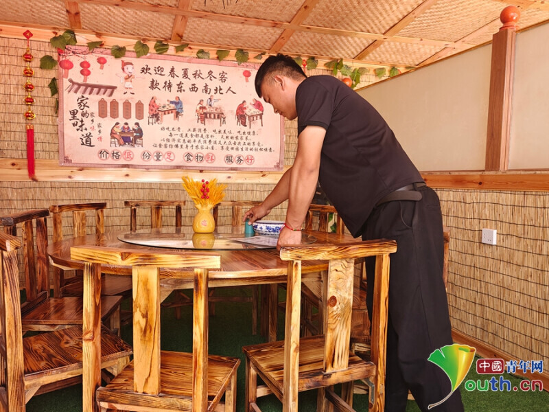 吴广林正在整理餐桌 杨宇鑫 摄