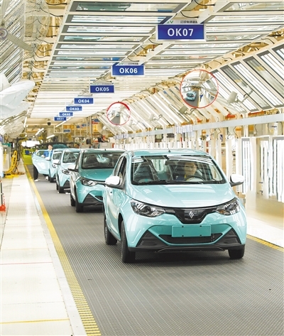 江西：新能源汽车生产忙（图）