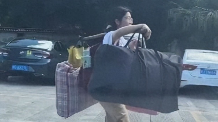 独自挑行李回家女生婉拒网友资助