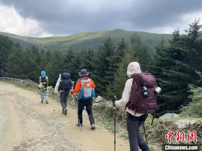 資料圖：2024年8月23日，一群登山愛好者在山西五臺(tái)山景區(qū)登山。周業(yè)旺 攝