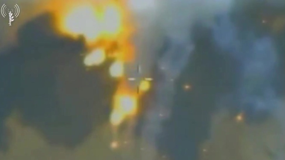 以色列公布视频：轰炸伊朗弹道导弹