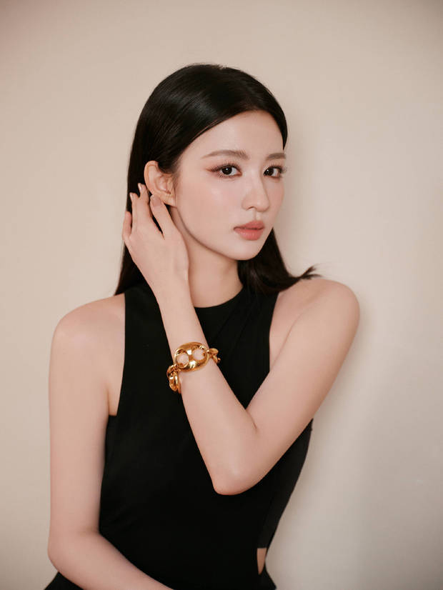 王楚然侧颜绝美，侧脸线条流畅。
