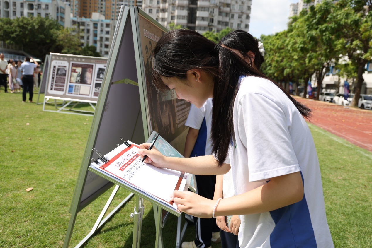 ▲学生积极参与学校联合深圳东江纵队纪念馆开展的“行走的党史课”进校园活动。