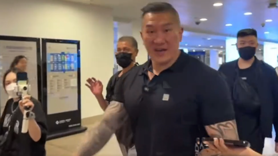 台湾网红“馆长”抵达上海：机场有很多外国人，若大陆真的水深火热，为何那么多外国人要来？