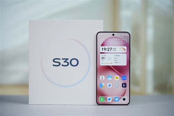 手感绝佳纯直屏,vivo S30桃桃粉图赏