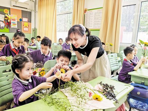 5月30日，在邢台市金华实验小学，学生家长当老师，指导学生学习花艺。 本组图片由本报记者吕若汐摄