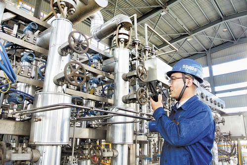 6月3日，在河北鑫海化工集团有限公司三加氢车间，工作人员查看渣油加氢装置压力变送器。本报记者 王雅楠摄