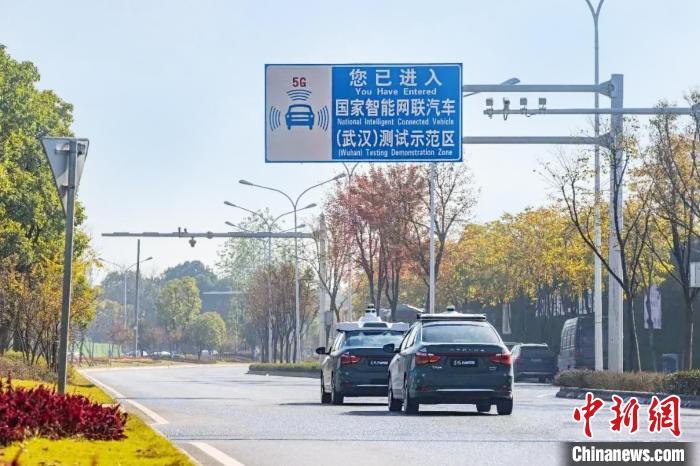武汉市5G智能网联汽车测试示范区道路。(资料图)王政 摄