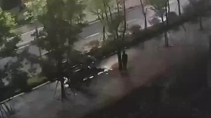 学生起夜透气，无意拍下“盗窃”现场，市政部门：遗失三套支撑装置，警方已介入