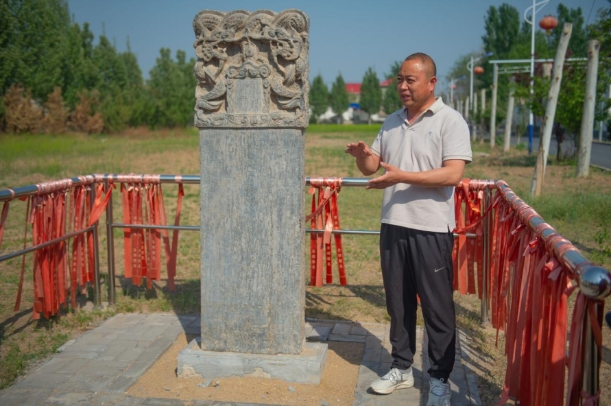 肃宁县尚村镇尊师重教历史悠久，这是东是堤村发现的一块“教泽碑”。傅新春 摄