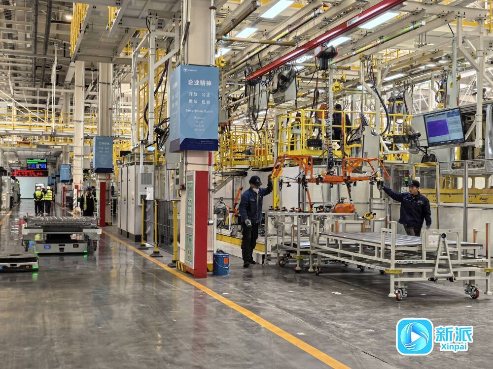 北汽福田多功能车全球中心工厂的焊装车间