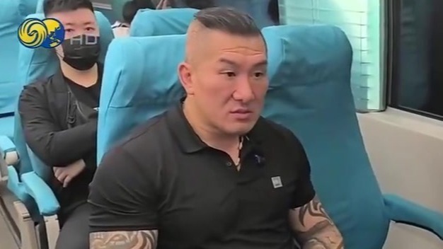 台湾网红“馆长”抵达上海，展开大陆直播游