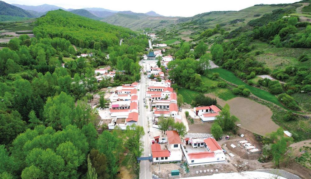 康乐华润希望小镇修葺一新的民居与绿水青山交相辉映，勾勒出一幅美丽乡村新画卷。（资料图）
