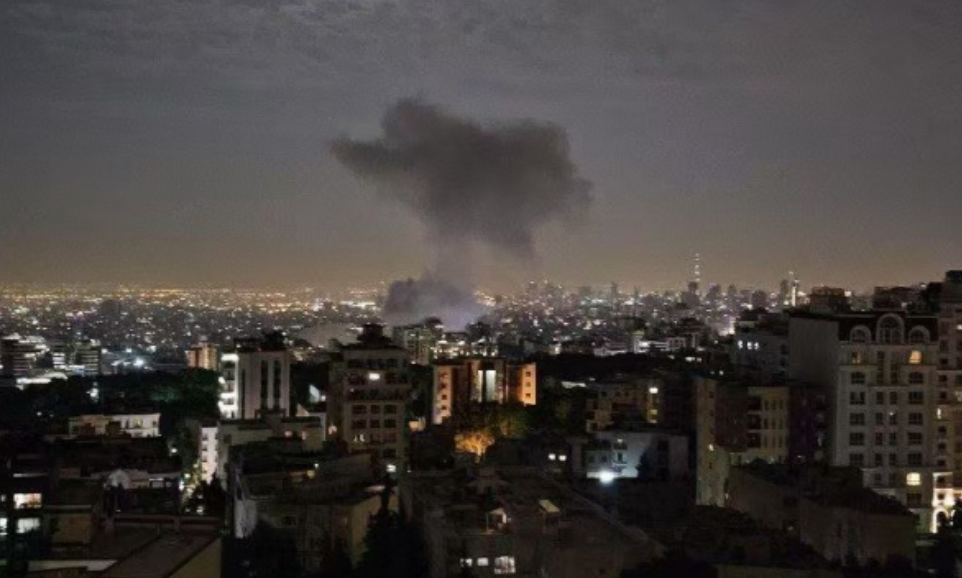 以色列对伊朗发动打击 德黑兰多地传爆炸声