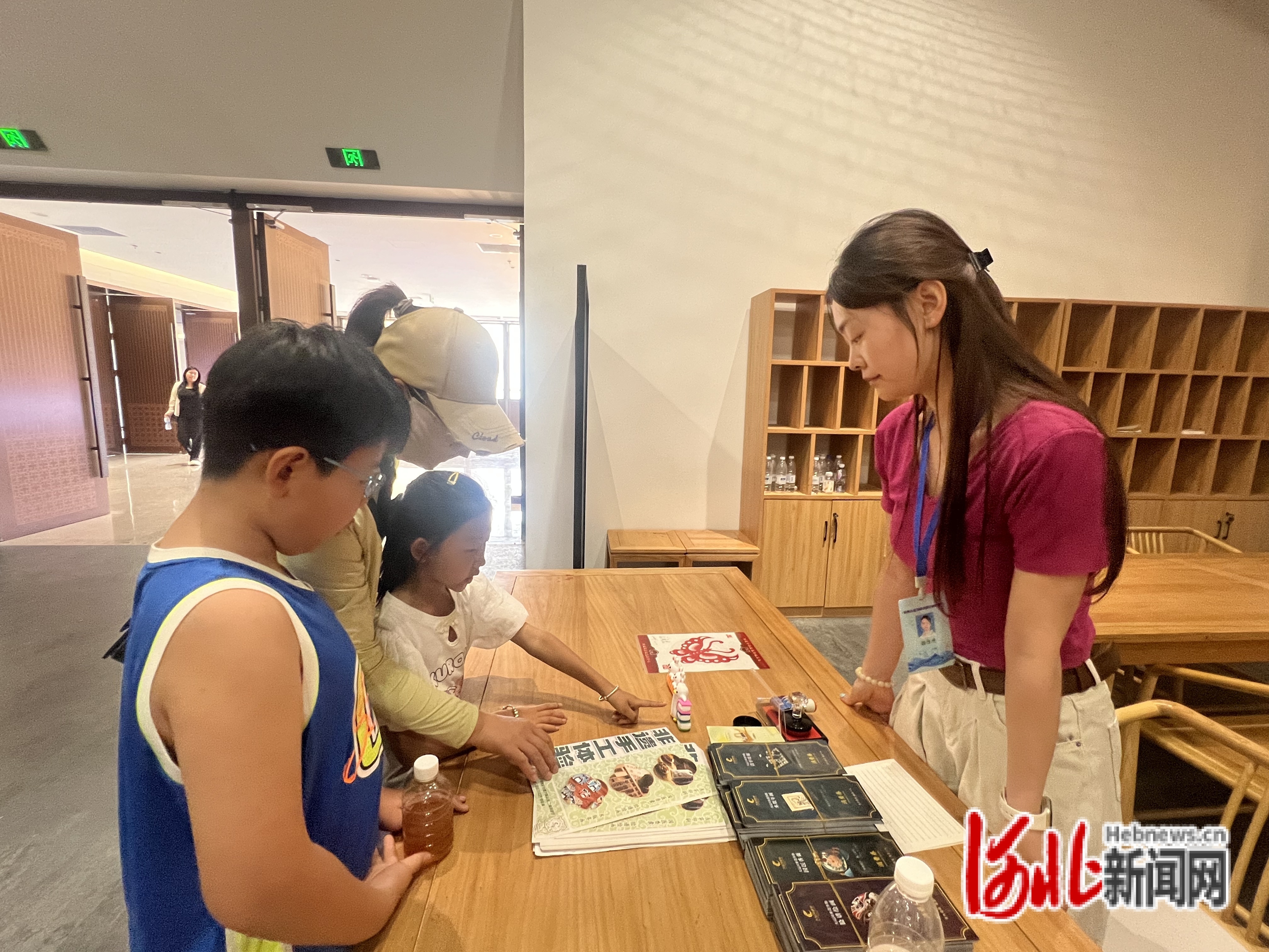 6月14日，2025年“文化和自然遗产日”沧州市非遗宣传展示活动现场。河北日报记者王雅楠摄