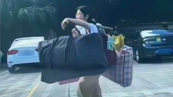 高考结束挑行李回家的女生找到了！班主任：她很刻苦朴实，父亲在外打工