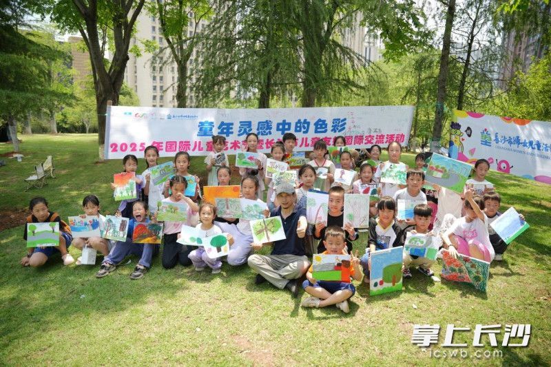 老师指导孩子们完成了一件件作品的创作