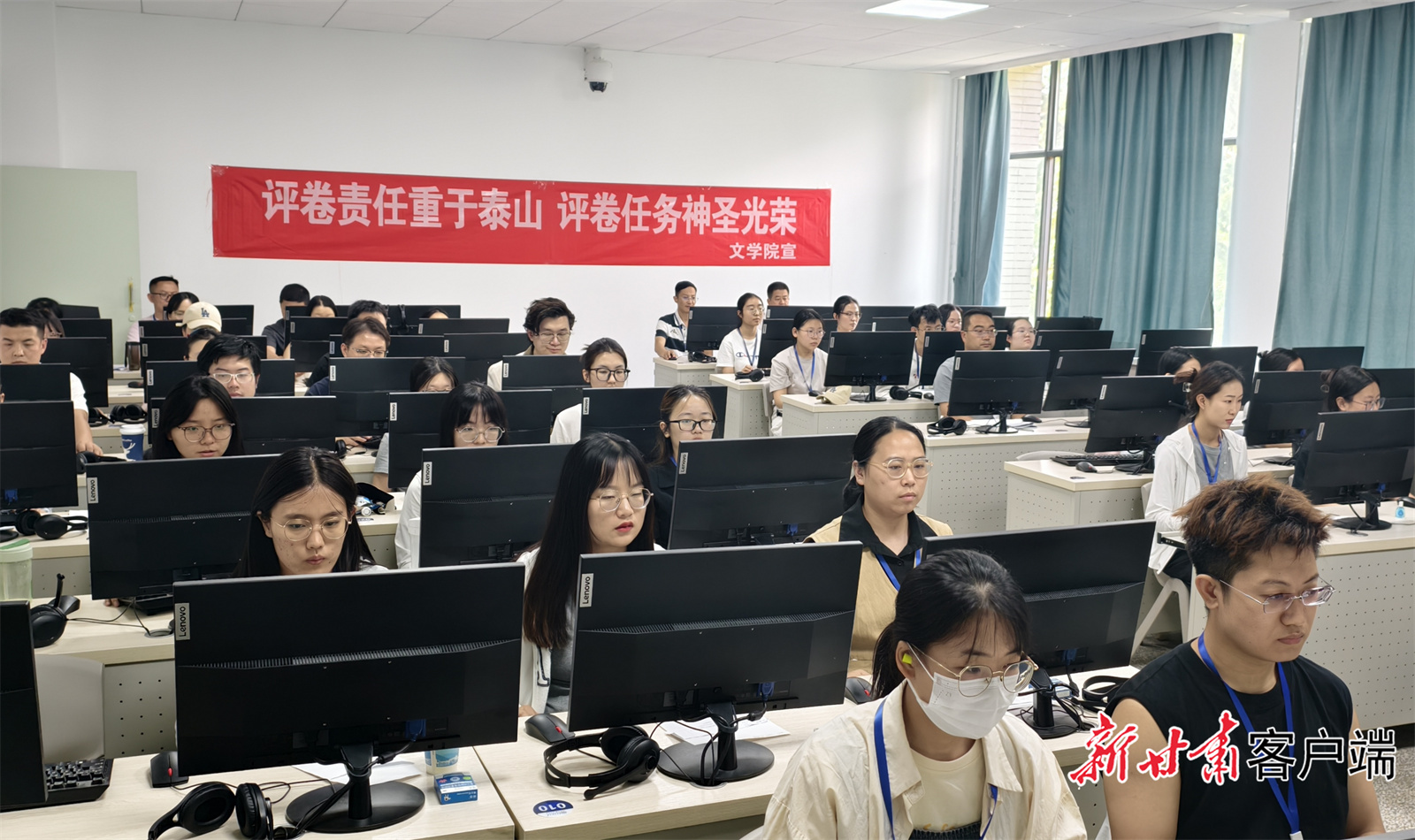 甘肃高考阅卷现场实拍来了家长沉浸式看娃分数咋诞生
