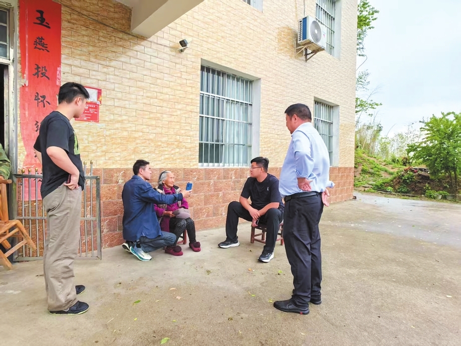 毛田镇干部给老人办理养老待遇资格认证。