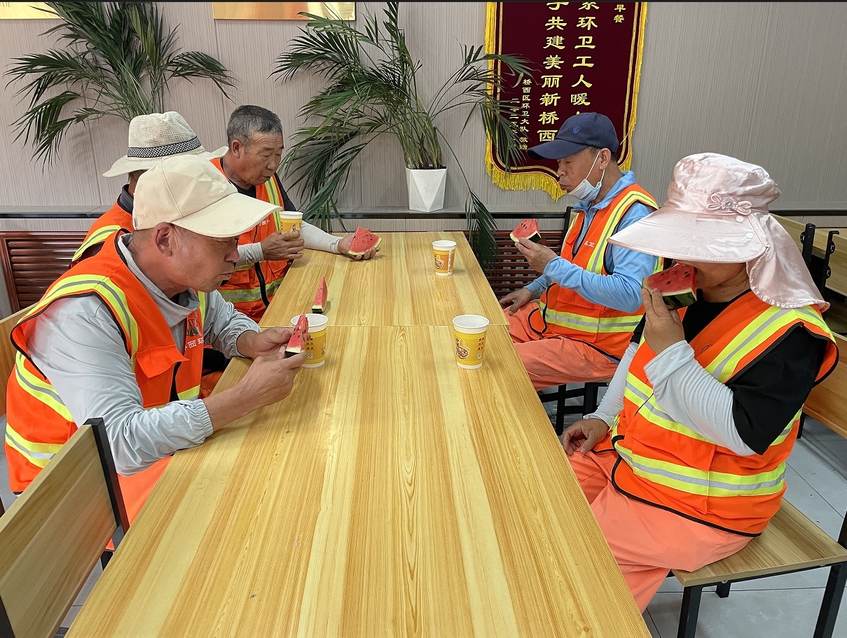 石家庄市桥西区：做好防暑降温工作 撑起环卫“清凉伞”