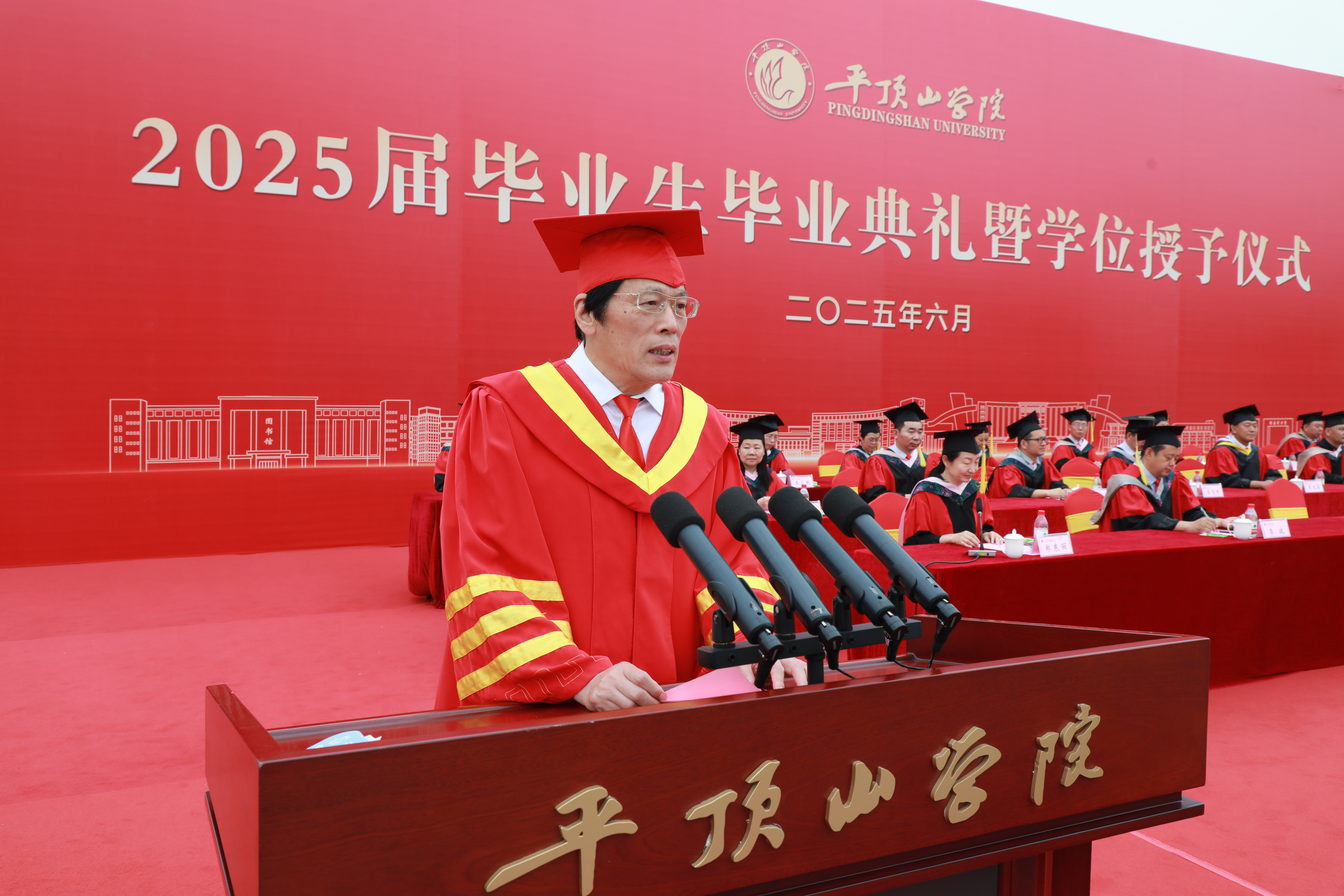 华小鹏向毕业生寄语(摄影王卓菲)