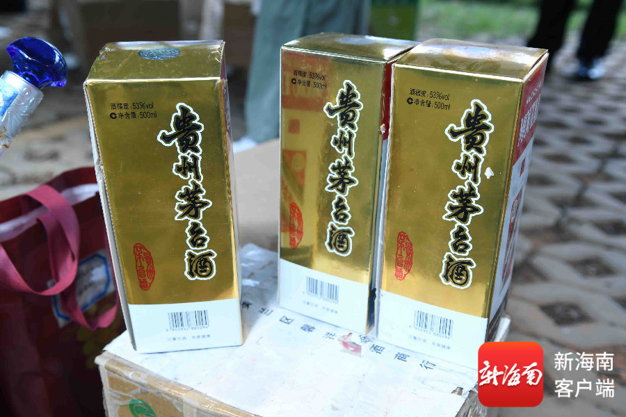 执法人员查获的假冒侵权“茅台”酒产品。记者 蒙健 摄