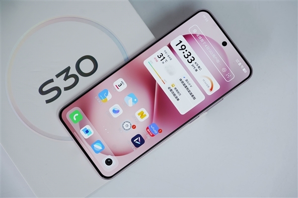 手感绝佳纯直屏,vivo S30桃桃粉图赏