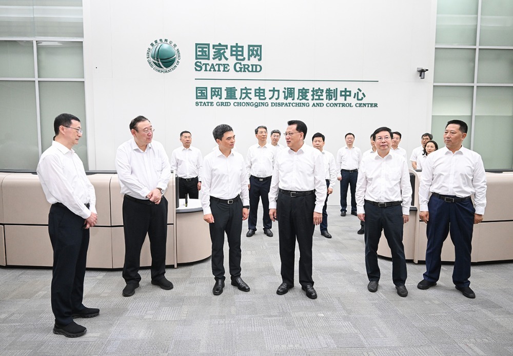 ▲6月10日上午，市委书记袁家军，市委副书记、市长胡衡华在国网重庆电力公司调研。记者 苏思 摄