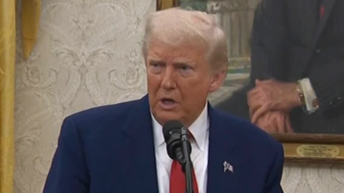 索要学生名单、威胁断供，特朗普频频打击哈佛，签证审查进入“冰川时代”