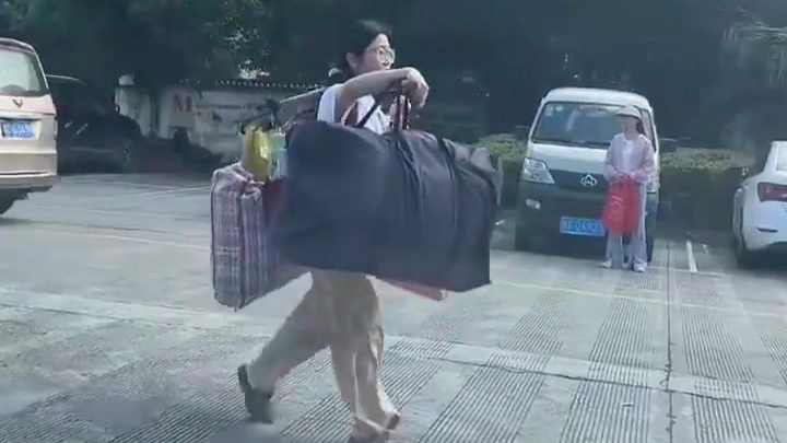 女孩高考完独自挑行李回家，网红：她挑行李的样子就像挑起自己的未来