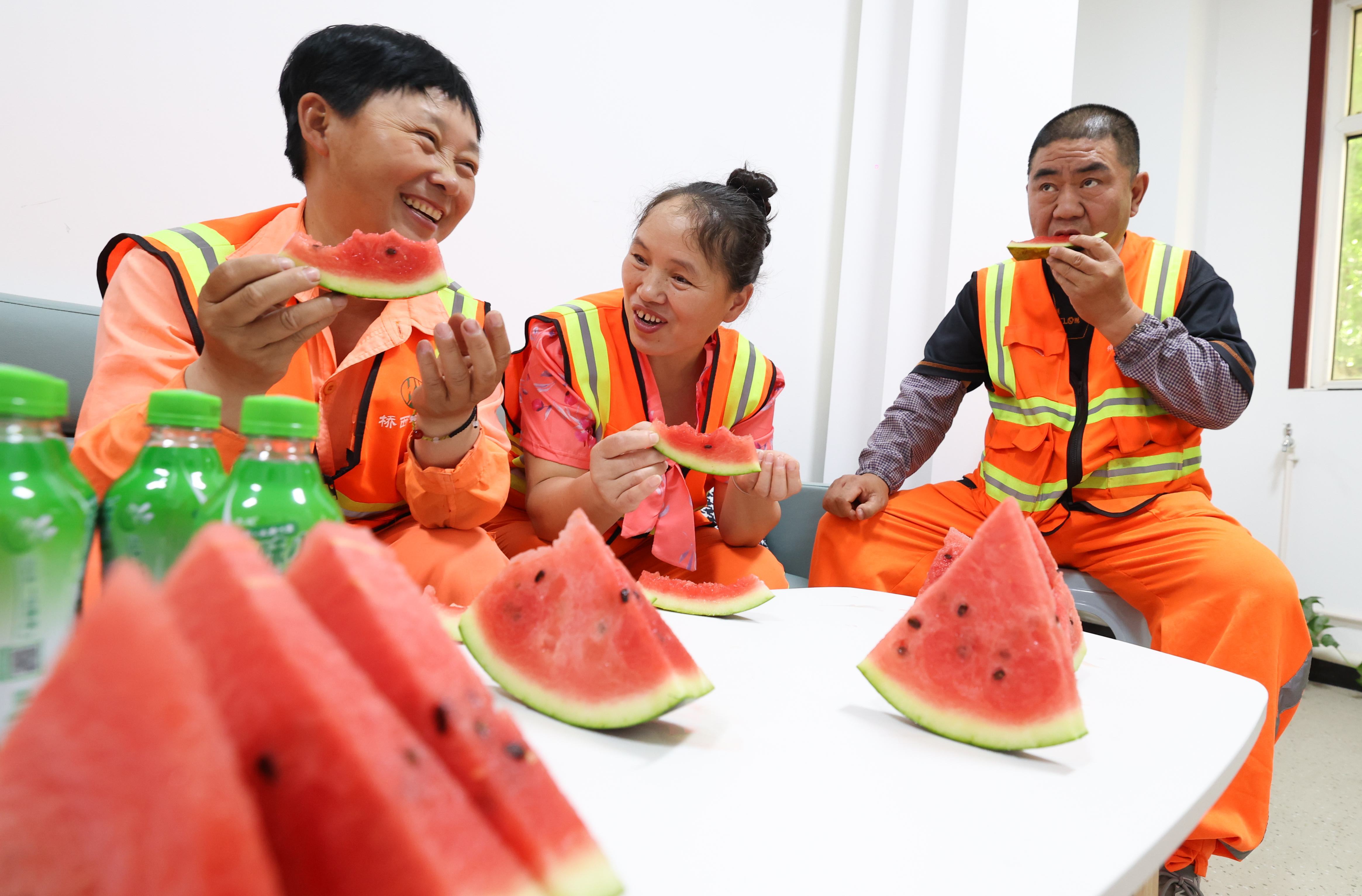 石家庄市桥西区：夏日送清凉 关爱沁人心